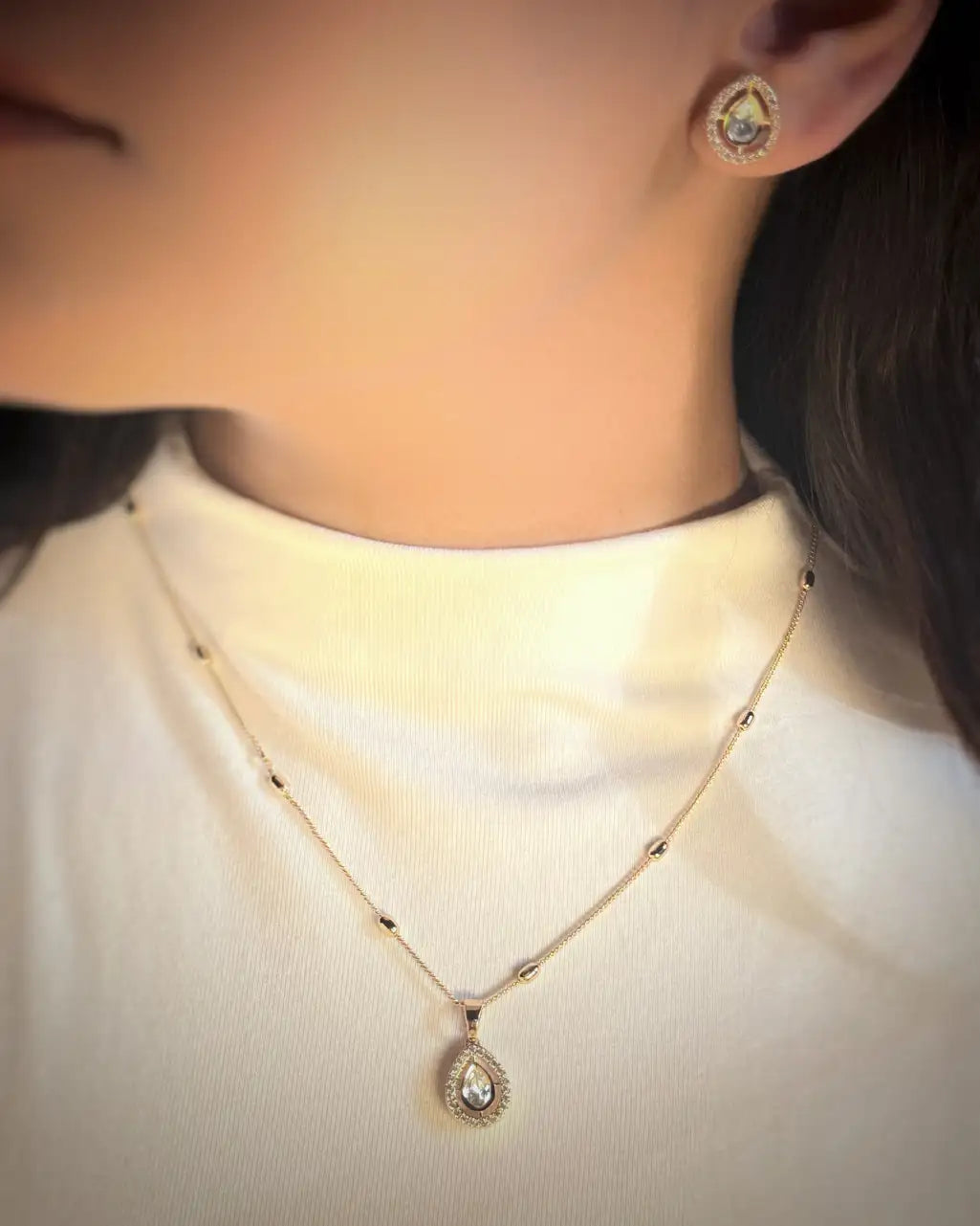 Drop shape moissanite pendent set