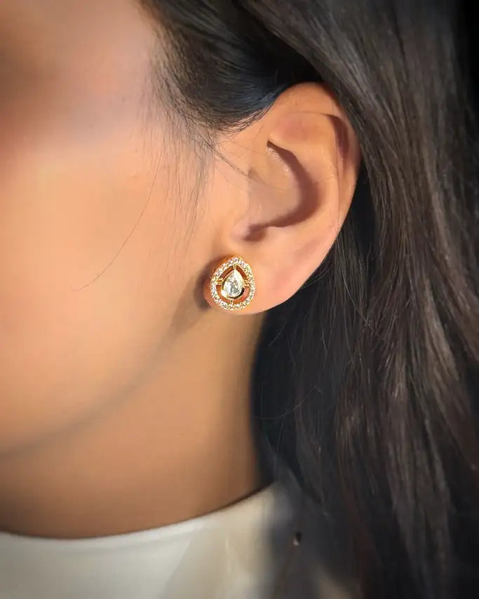 Drop shape moissanite pendent set